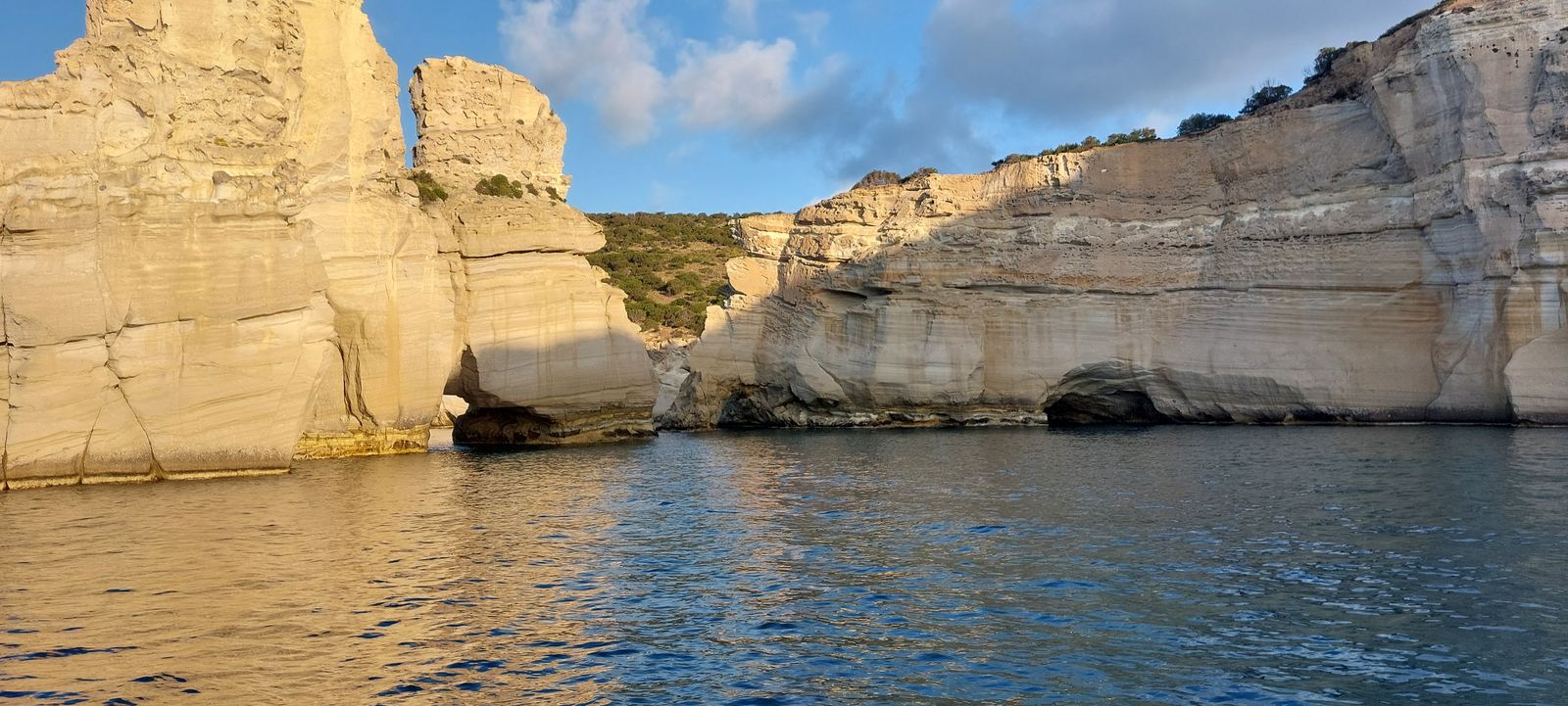 Grotte e scogliere calcaree all'alba