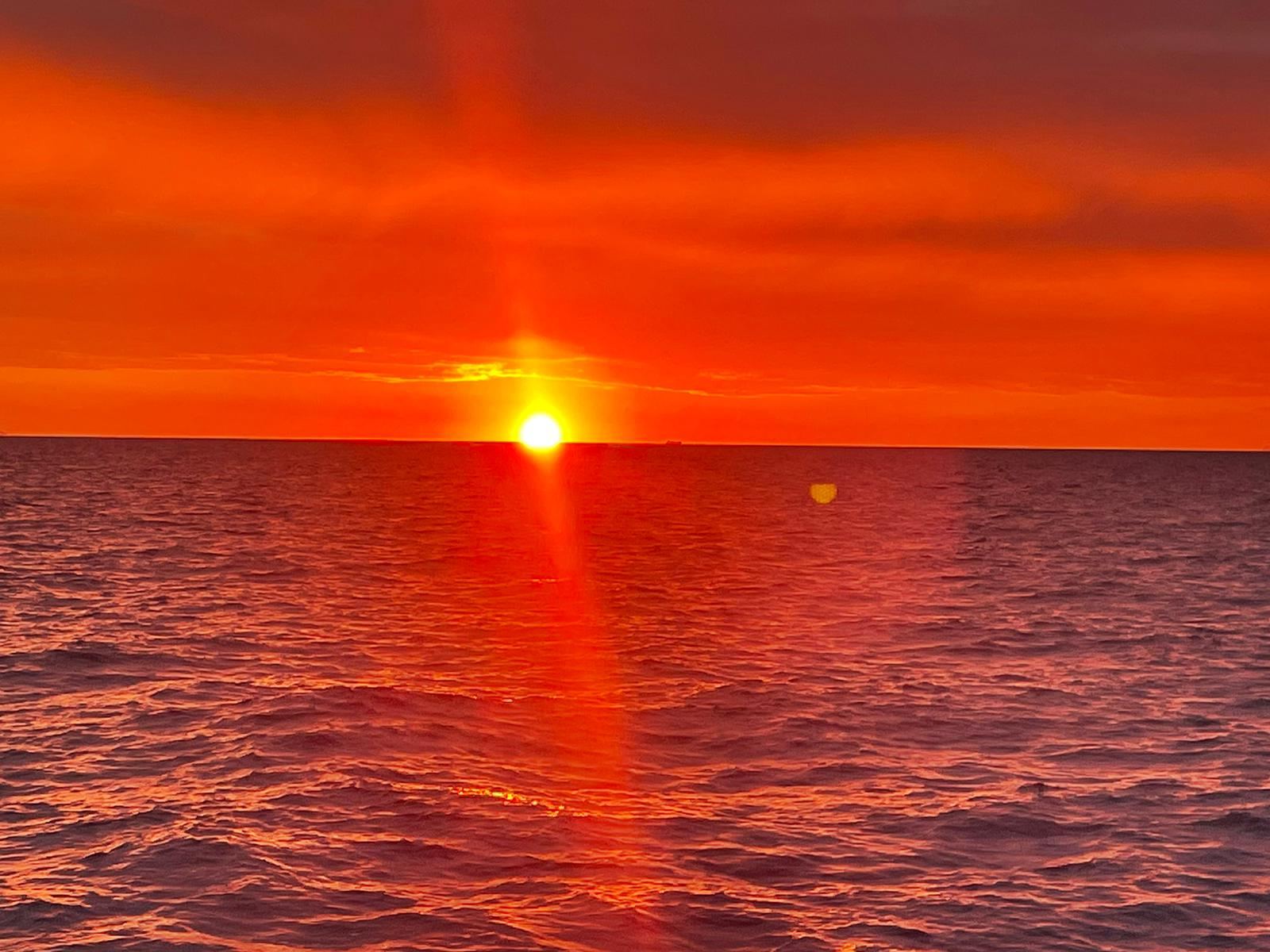 Tramonto rosso di fuoco sul mare